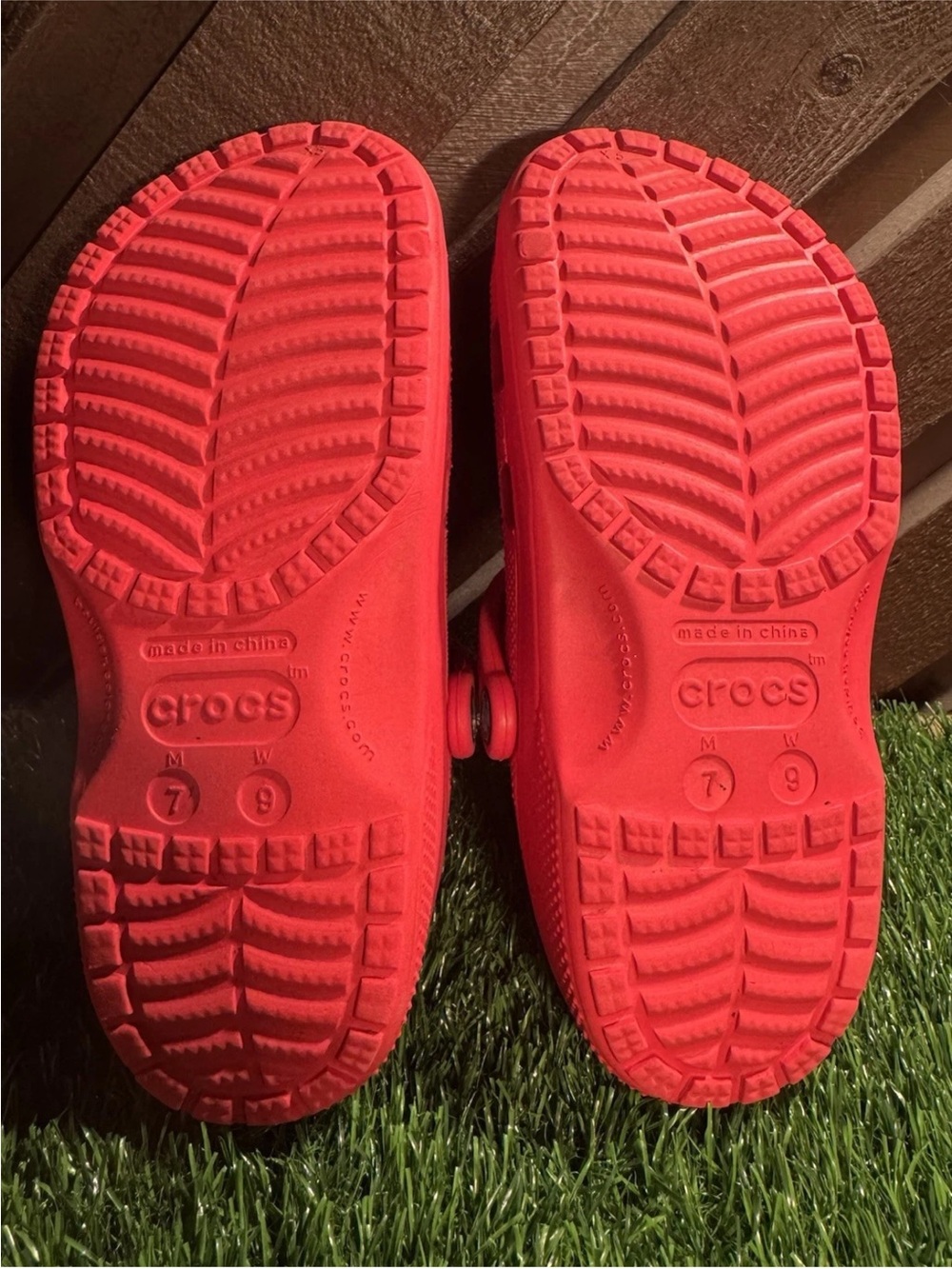 CROCS Women’s/Men’s Classic Clog in Bright Red - Picture 8 of 12